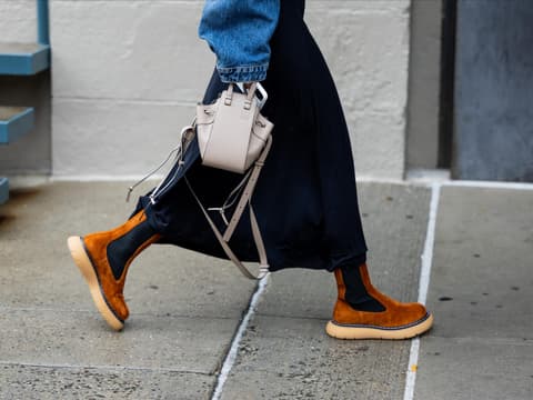 Frau trägt braune Chelsea Boots