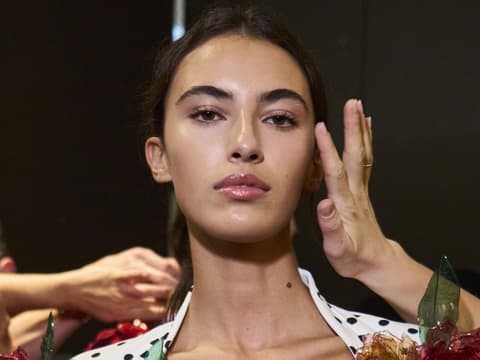 Model auf Balmain Fashion Show im Kleid und mit glossy Lippen