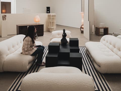 Frau in Wohnzimmer
