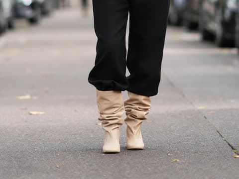 Frau mit beigen Boots