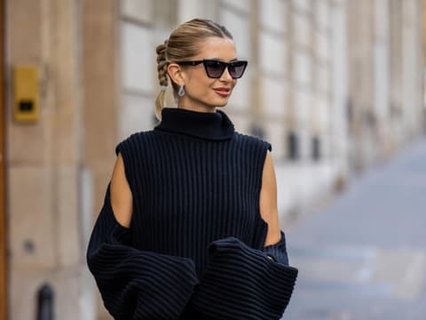 Frau trägt strickkleid