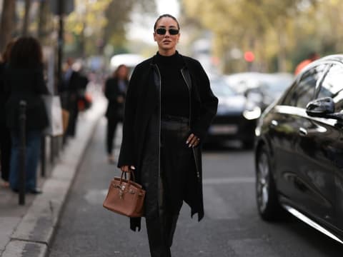 Frau in schwarzer Jacke