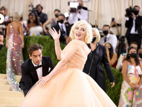 Billie Eilish auf dem roten Teppich der Met Gala