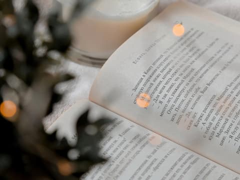 Buch unter Weihnachtsbaum