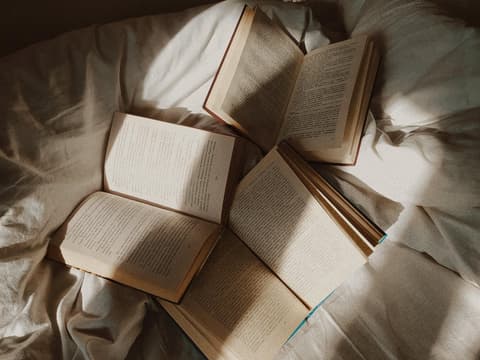 Bücher auf dem Bett