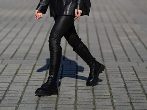 Frau trägt schwarze Schnürboots