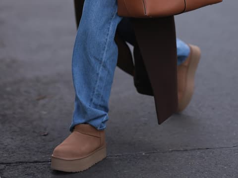Frau trägt Ugg-Boots mit Plateausohle