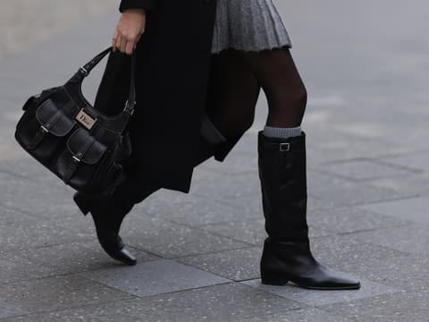 Celine Bethmann trägt schwarze Stiefel