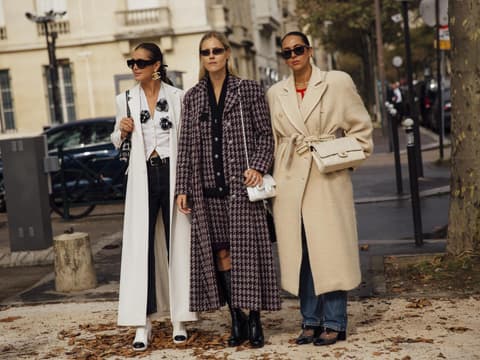 drei stylische Frauen Paris Fashion Week