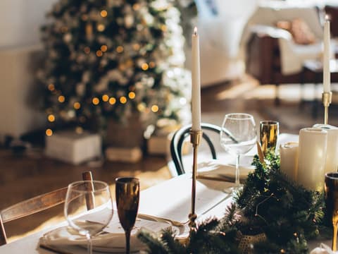 Die Wohnung zu Weihnachten luxuriös schmücken