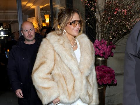 Jennifer Lopez in einer cremefarbenen Fake Fur Jacke