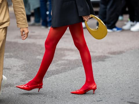 Slingbacks mit roter Strumpfhose