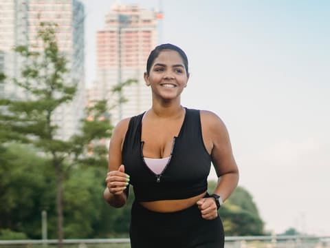 Frau joggt an der frischen Luft