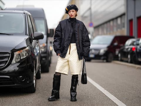 Frau mit weißer Shorts und schwarzen Boots