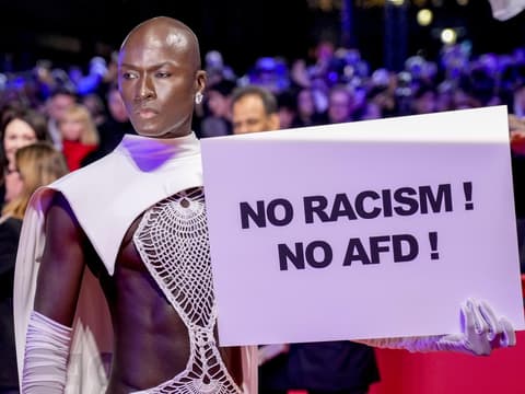Papis Loveday mit Protestschild auf der Berlinale 