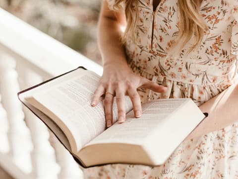 Frau liest ein Buch