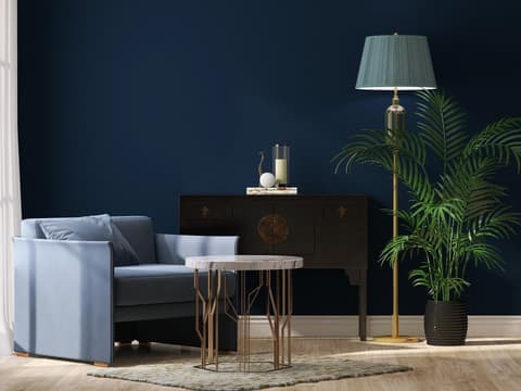 Wohnzimmer mit dunkelblauer Wandfarbe