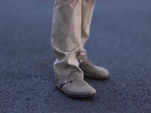 Braune Birkenstocks mit beiger Hose