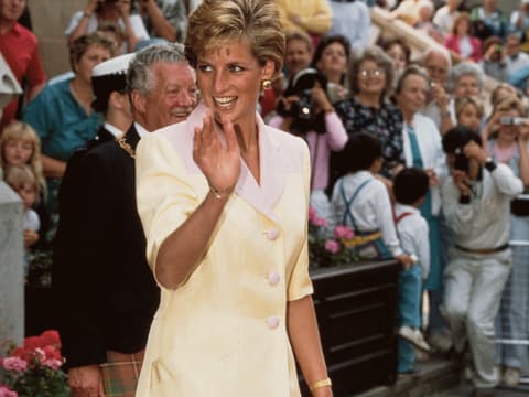 Diana in einem gelben Kostüm
