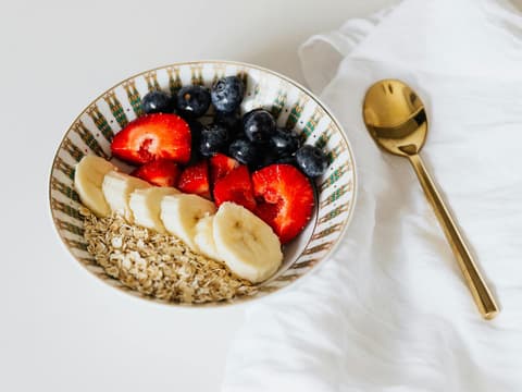 Schüssel mit Haferflocken und Beeren