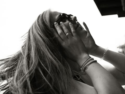 Frau mit Sonnenbrille