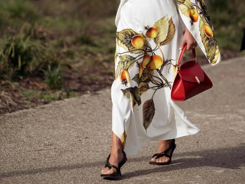 Grece Ghanem trägt Kleid mit Früchte-Print