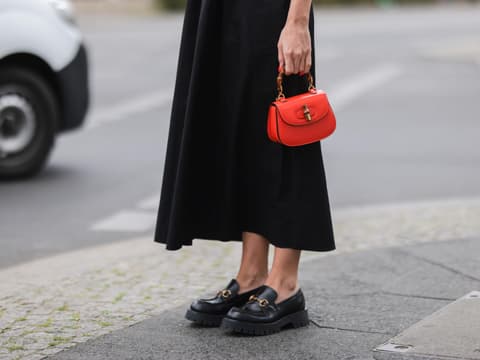 Sonia Lyson mit Loafern