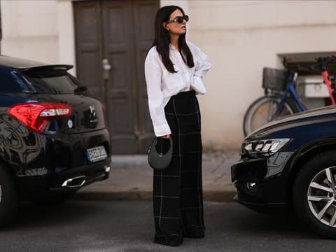 Frau in einer weiße Oversize Bluse