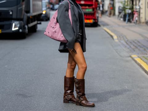 Frau trägt braune Stiefel