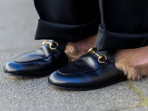 Person trägt Gucci Princetown Slipper