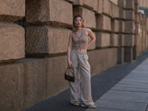 Frau in beigefarbener Leinenhose