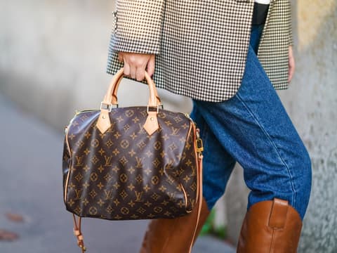 Frau mit Louis Vuitton Speedy