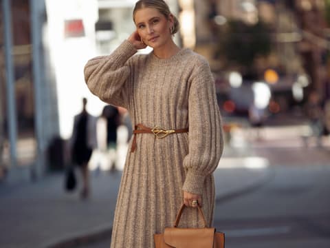 Frau in einem Strickkleid