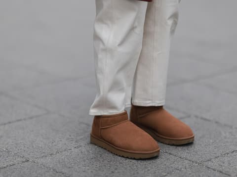 UGG Boots mit einer weißen Hose kombiniert