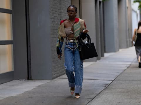 Jeans-Trends Herbst 2024: Frau in Denim Hose