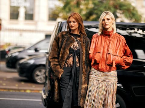 Zwei stylische Frauen