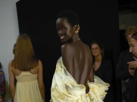 Model mit strahlender Haut