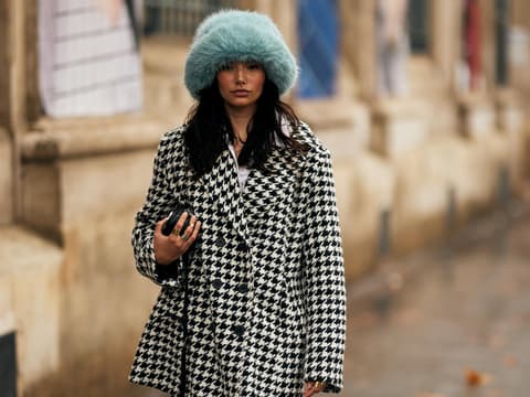 Frau mit Fake Fur Hut