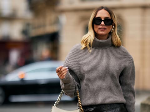 Frau mit Rollkragenpullover und Hoop Ohrringen