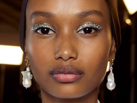 Lidschatten in Silber-Glitzer