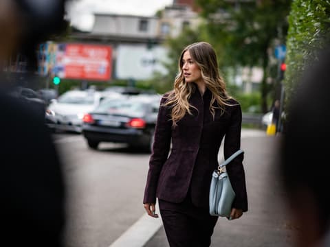 Frau mit tailliertem Blazer