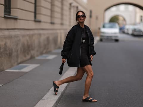 Anna Winter trägt Birkenstocks Sandalen Sommer Streetstyle