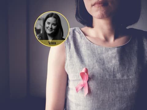 Brustkrebs: Frau mit pinkfarbener Schleife auf der Brust