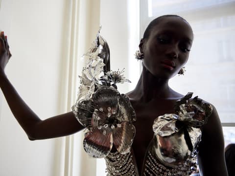 Parfum-Trend Model mit Blumenlook