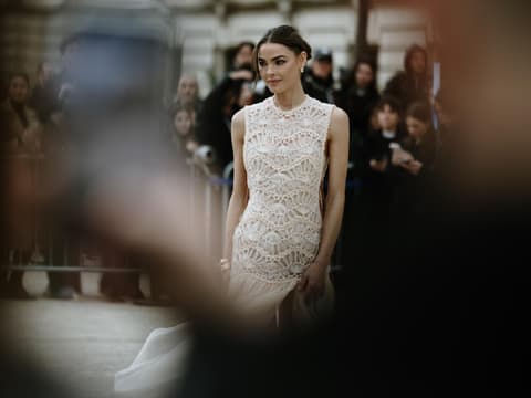 Mit diesem H&M-Kleid fühlt sich jeder Tag an wie Sommerurlaub an der Côte d'Azur Mit diesem H&M-Kleid fühlt sich jeder Tag an wie Sommerurlaub an der Côte d'Azur