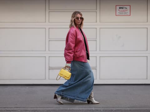 Frau in einem Maxirock
