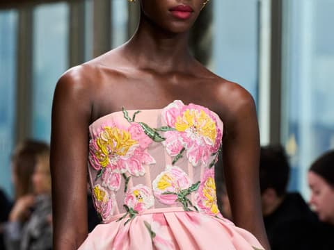 Model mit rosafarbenen Kleid