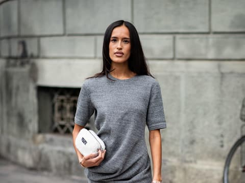 Weiße Sneaker gestylt