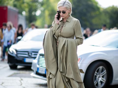 Frau in einem Kleid