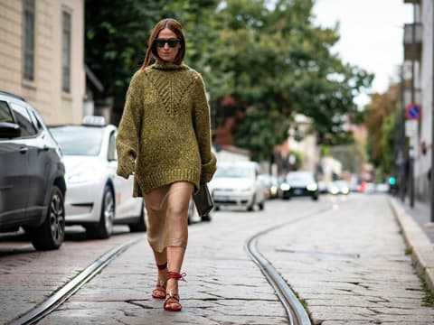 Kleider und Pullover kombiniert
